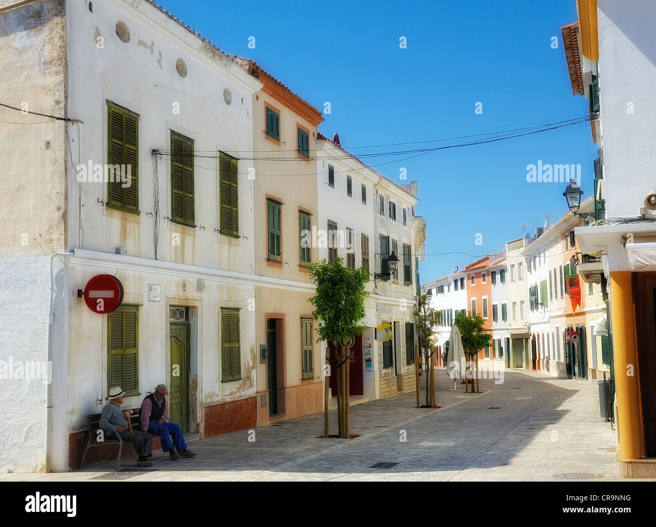 2 vieillards assis discutent dans la ville d'es mercadel îles baléares Minorque espagne retouchées numériquement Banque D'Images