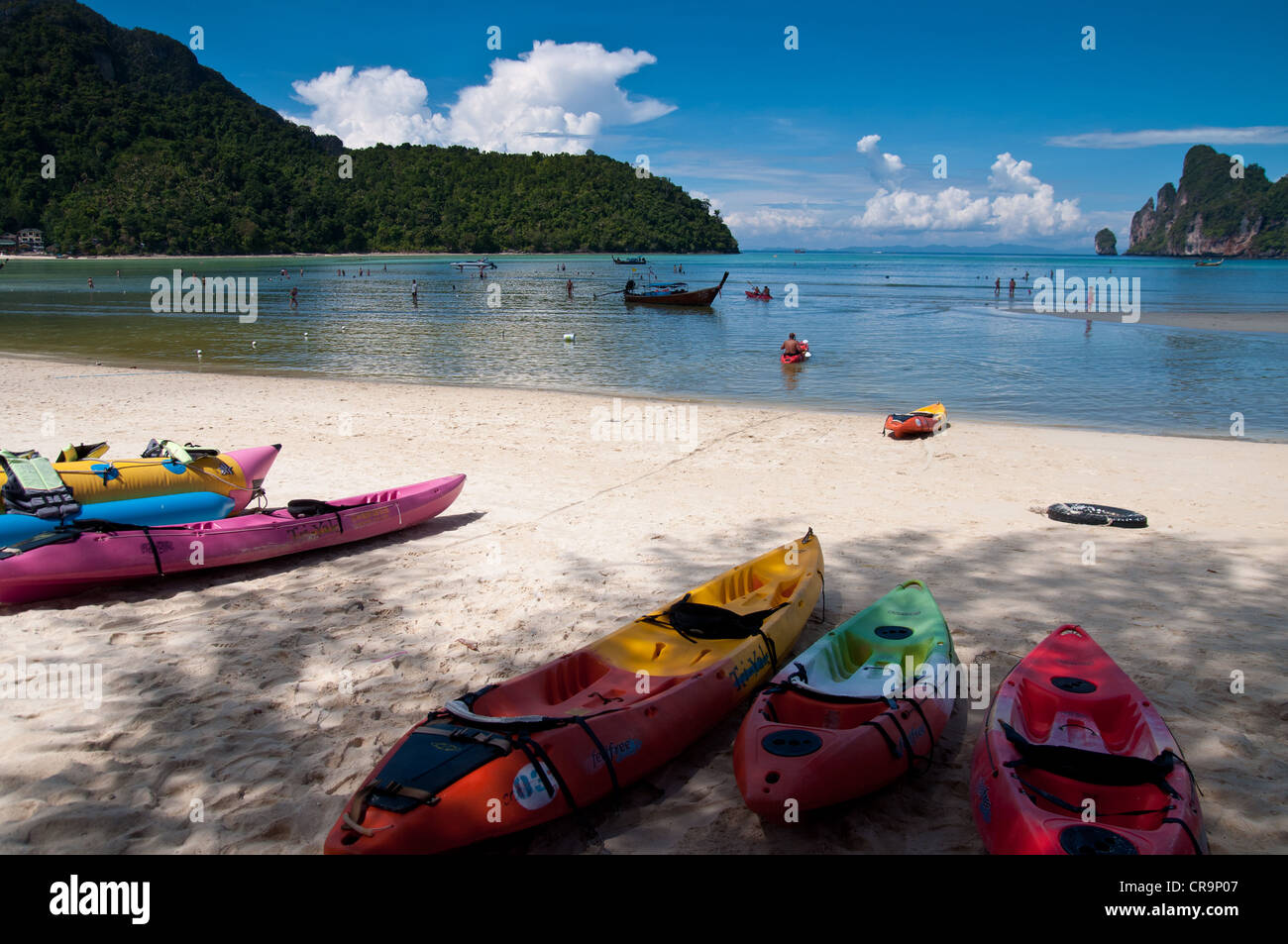 Canoës et kayaks à louer sur Phi-Phi beach, Thaïlande Banque D'Images