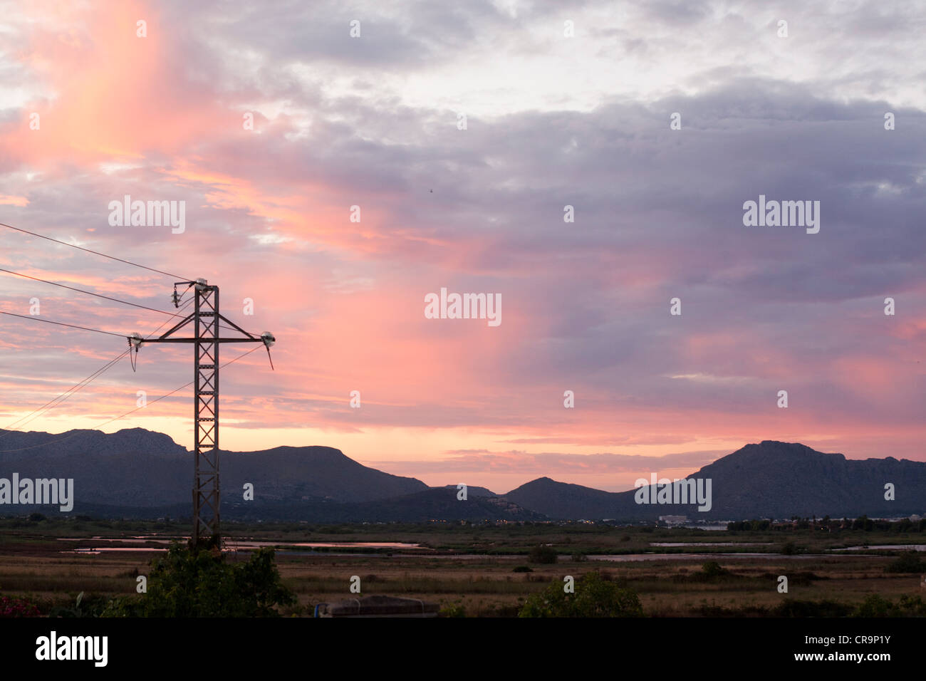 Pylônes électriques contre le coucher du soleil à Majorque Banque D'Images