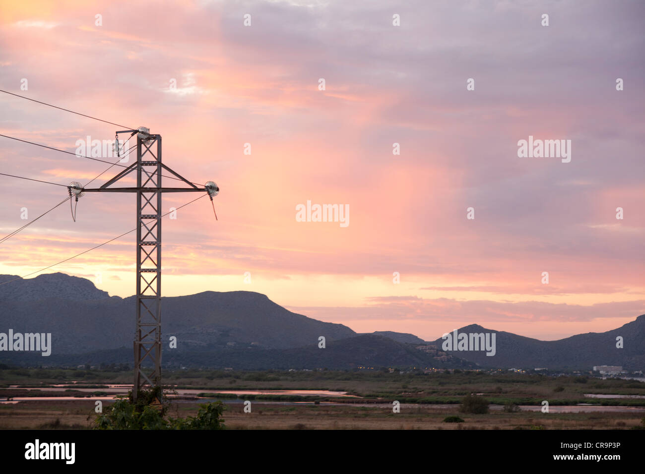 Pylônes électriques contre le coucher du soleil à Majorque Banque D'Images