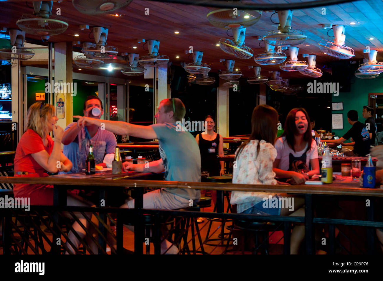 Les touristes et thaïlandais in bar de nuit sur Bangla Road à Phuket, Thaïlande Banque D'Images
