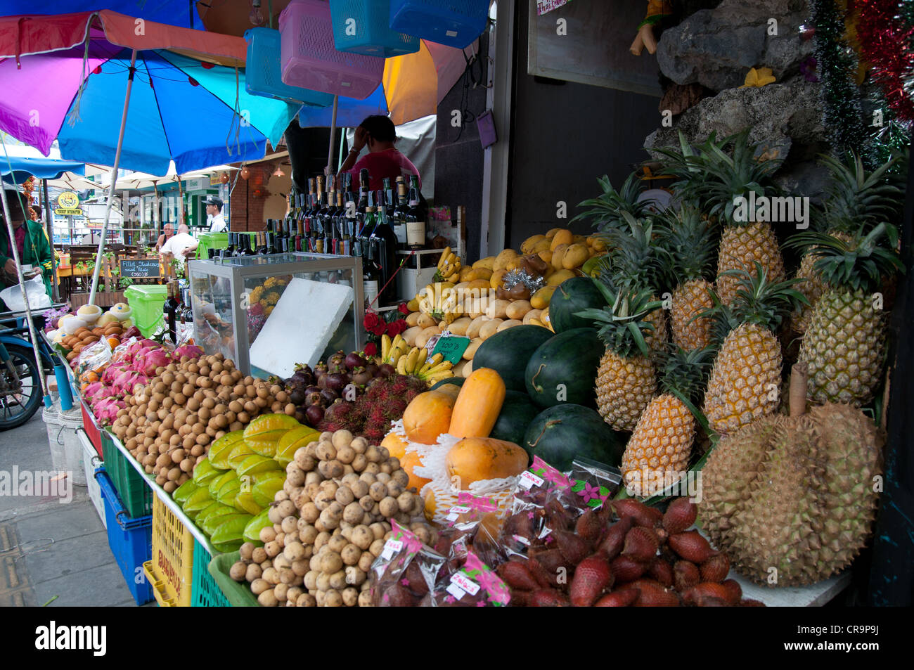 Durian, mangue, ananas, ramboutans et autres fruits vendus sur la rue à Phuket, Thaïlande Banque D'Images