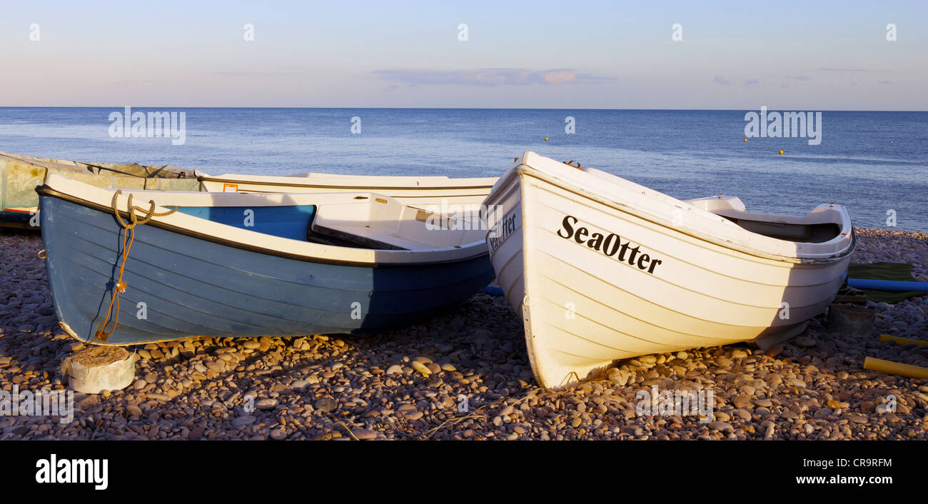 Le petit bateau "eaotter» est baignée de soleil sur la plage de Budleigh Salterton, l'est du Devon, au coucher du soleil. Banque D'Images