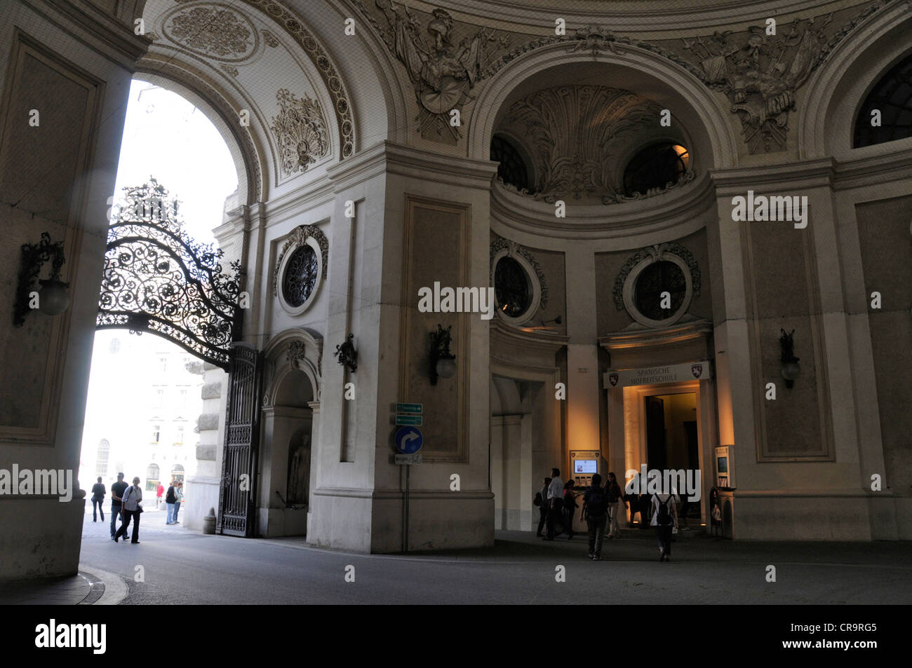 Sous l'arche de l'école d'équitation espagnole entrée principale à Vienne, Autriche Banque D'Images
