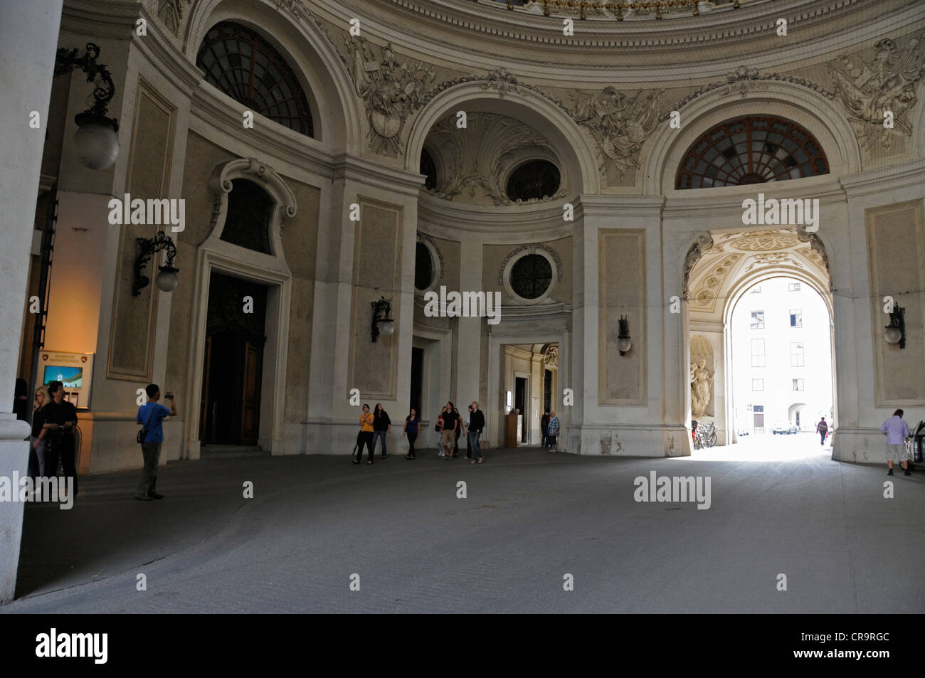 Sous l'arche du palais Hofburg se trouve l'entrée principale de l'école d'équitation espagnole à Vienne, en Autriche Banque D'Images