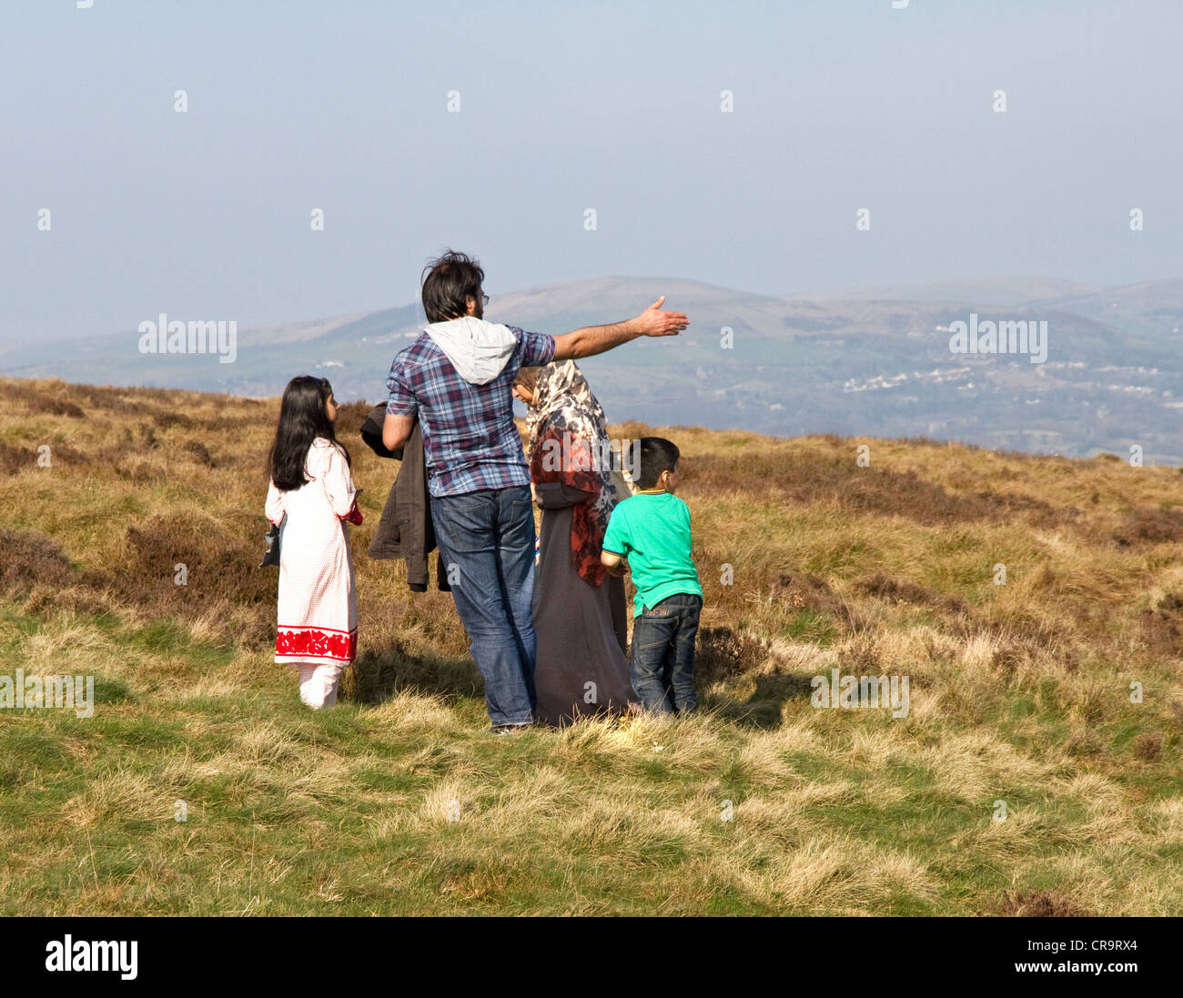 Sur la famille à pied sur la colline, au-dessus de Holcombe Ramsbottom, West Pennines, Greater Manchester / anche,UK Banque D'Images