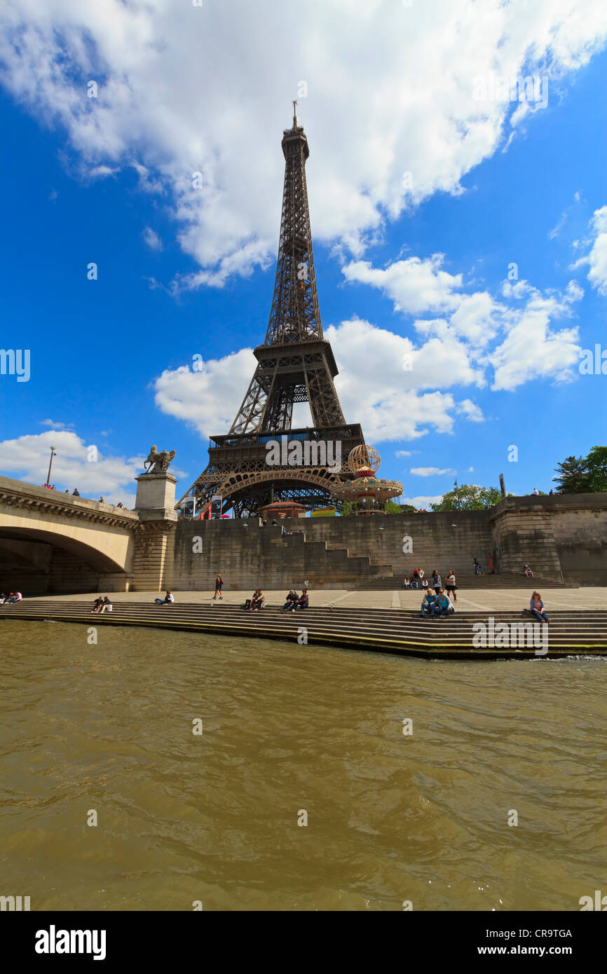 La Tour Eiffel à partir de l'eau, Paris Banque D'Images