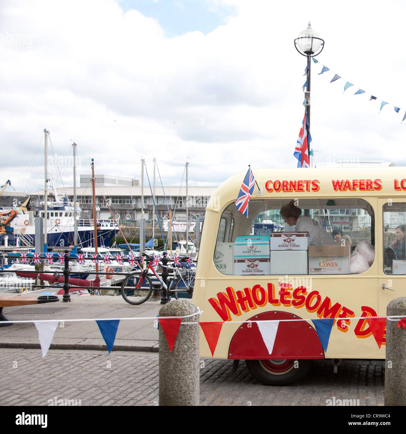 Glace ancienne Van dans Plymouth Banque D'Images