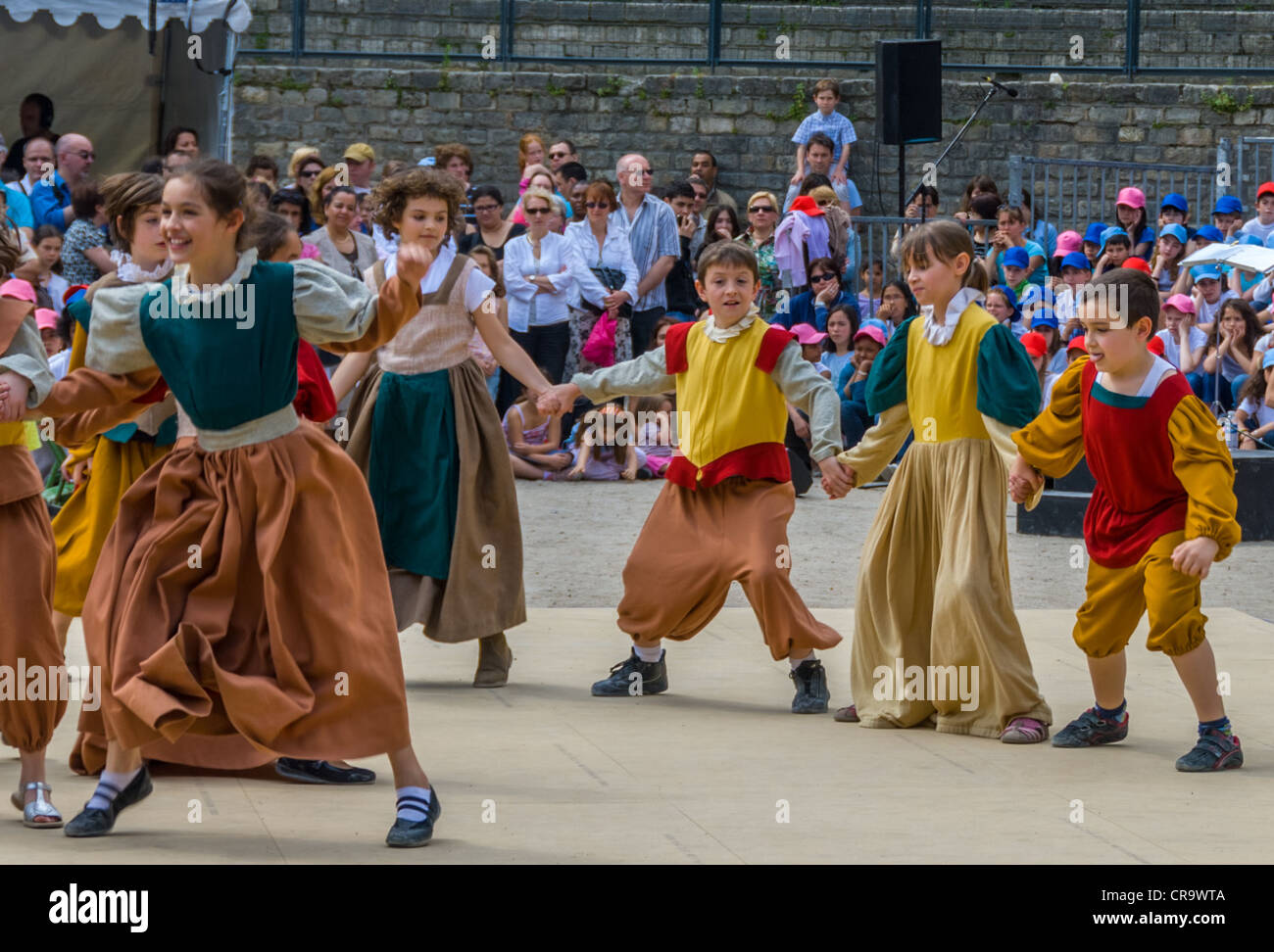 Paris, France, événements publics, Festival de musique de printemps, Fête de la musique, spectacle de danse traditionnelle pour enfants, dans les Arènes de Lutèce, événement gratuit france, enfants d'âge moyen Banque D'Images