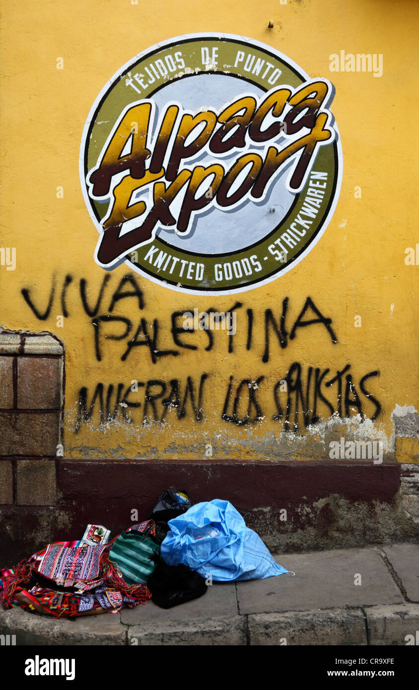 Gratuit Palestine mort aux sionistes graffiti en espagnol sur un mur jaune dans une rue du quartier touristique de la Paz, Bolivie Banque D'Images
