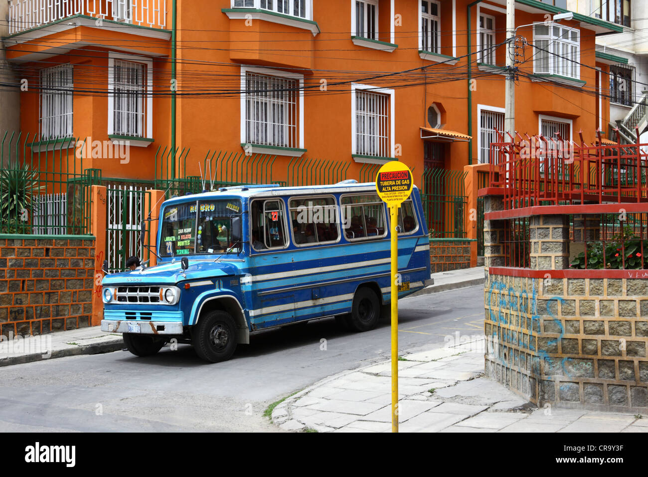 Bus public Micro signe de passage souterrain de l'avertissement de l'approvisionnement en gaz domestique pipeline dans une banlieue résidentielle, La Paz, Bolivie Banque D'Images