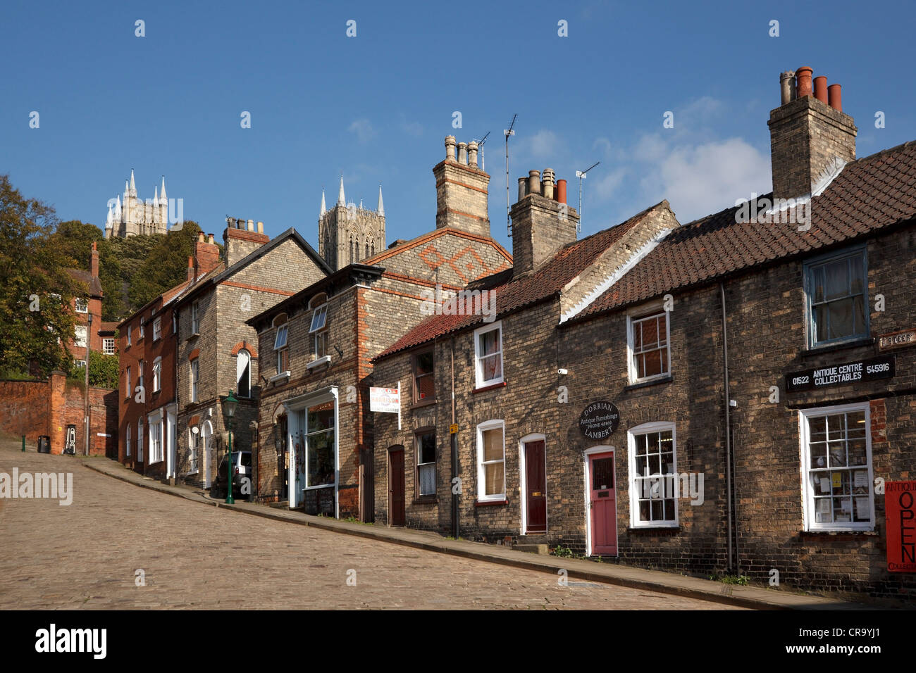 Devantures mitoyennes traditionnelles anciennes et maisons sur la rue pavée, abrupte, Lincoln, Lincolnshire, Angleterre, RU Banque D'Images