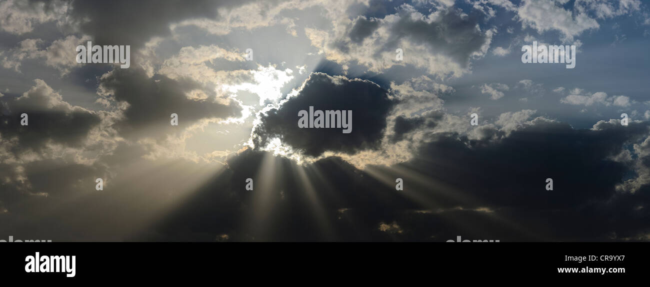 Soleil à travers les nuages Banque D'Images
