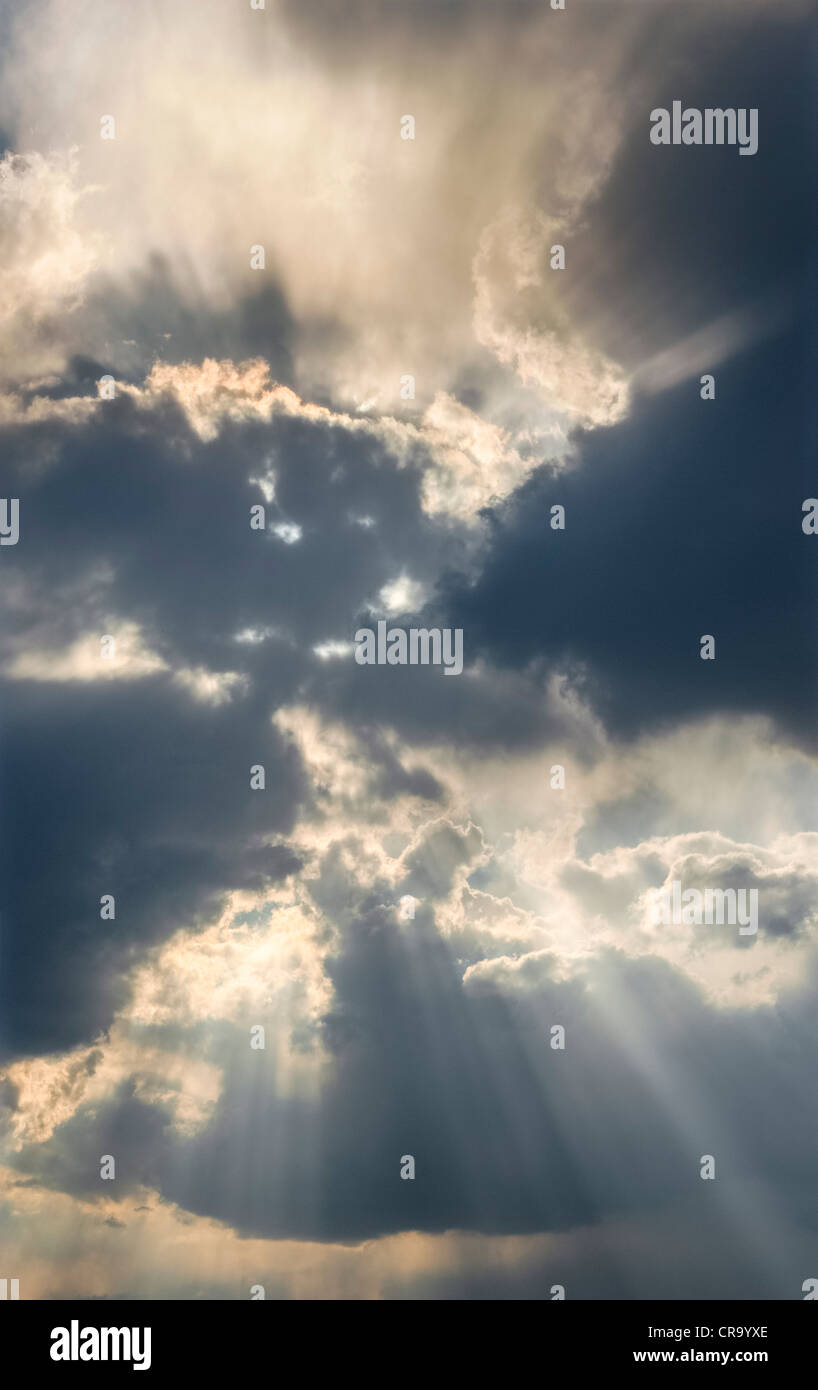 Soleil à travers les nuages Banque D'Images