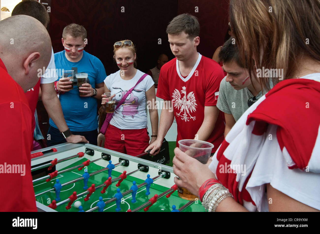 Soccer fans playing table football avant de regarder match pendant l'EURO 2012 de football à Fan Zone à Wrocław, Pologne Banque D'Images
