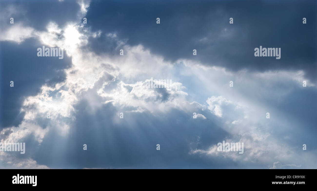 Soleil à travers les nuages Banque D'Images