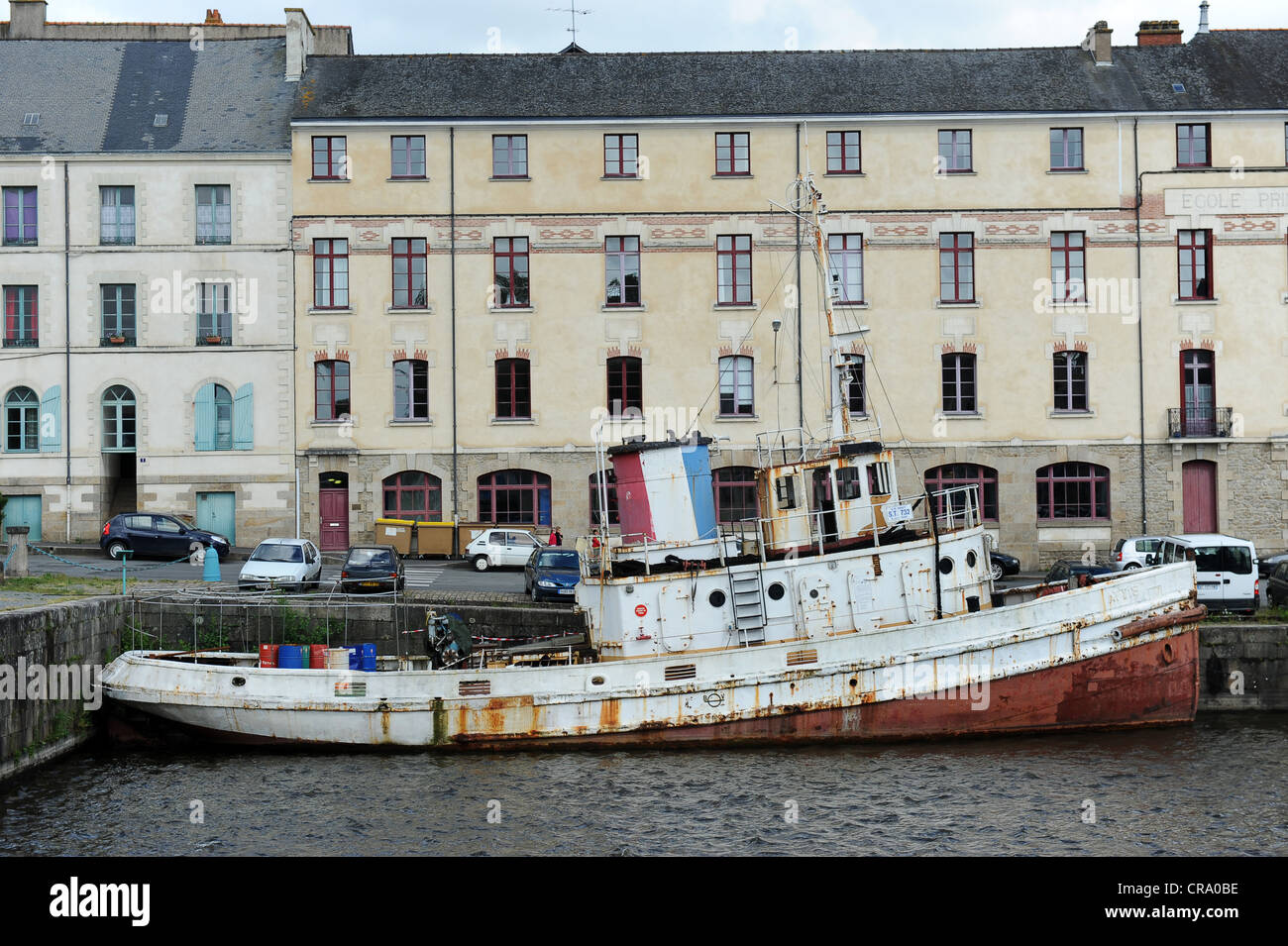 US World War 2 remorqueur utilisé dans le D-Day landing pourrir à Redon Bretagne France Banque D'Images