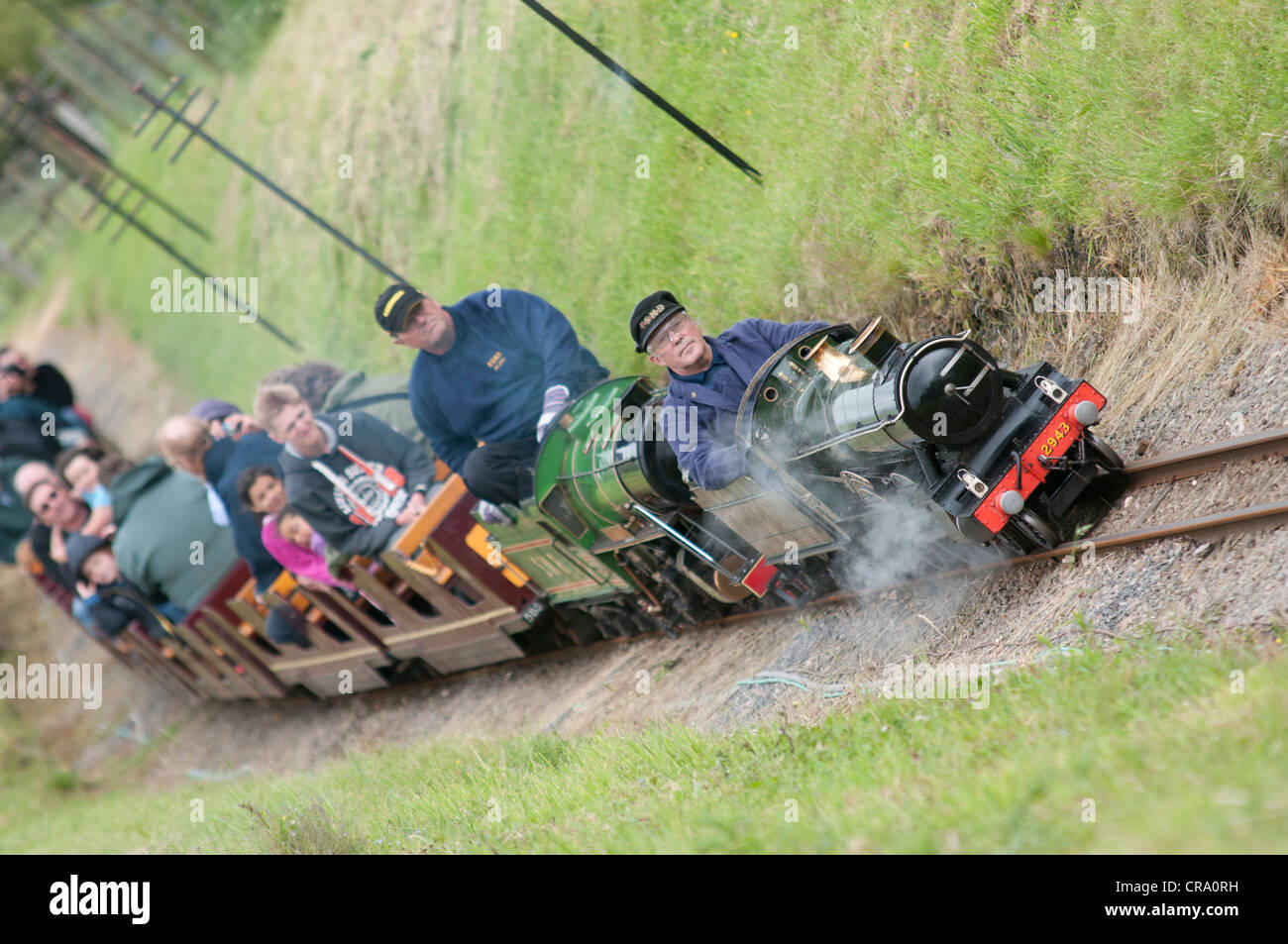 Un train à vapeur miniature mettant un train de touristes à un country park Banque D'Images