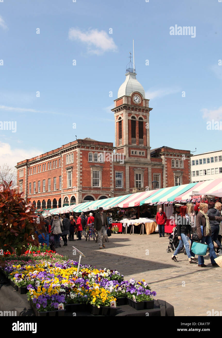 Marché en plein air de Chesterfield en face de sa halle Historique Banque D'Images