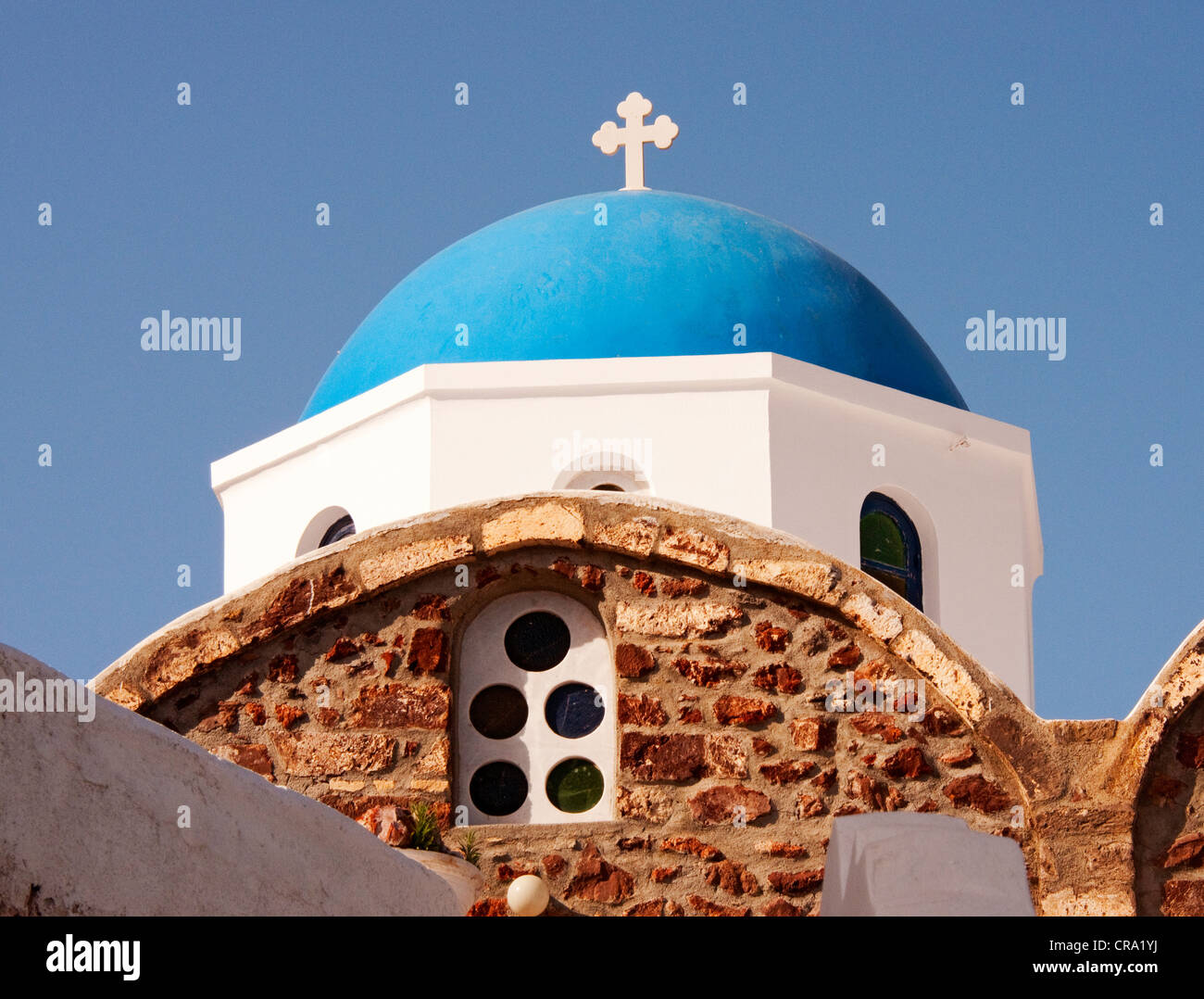À l'église jusqu'à la coupole, Oia, Santorin, Grèce Banque D'Images