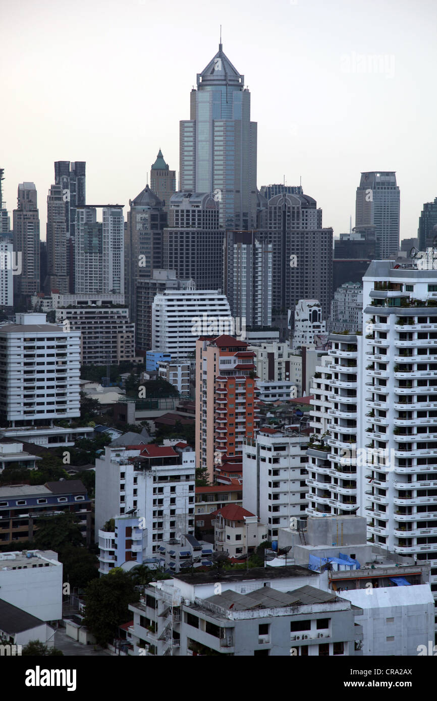 C'est une photo de Bangkok dans la vue quotidienne du haut d'un bâtiment. Nous pouvons voir l'horizon faire des tours et autres bâtiments Banque D'Images