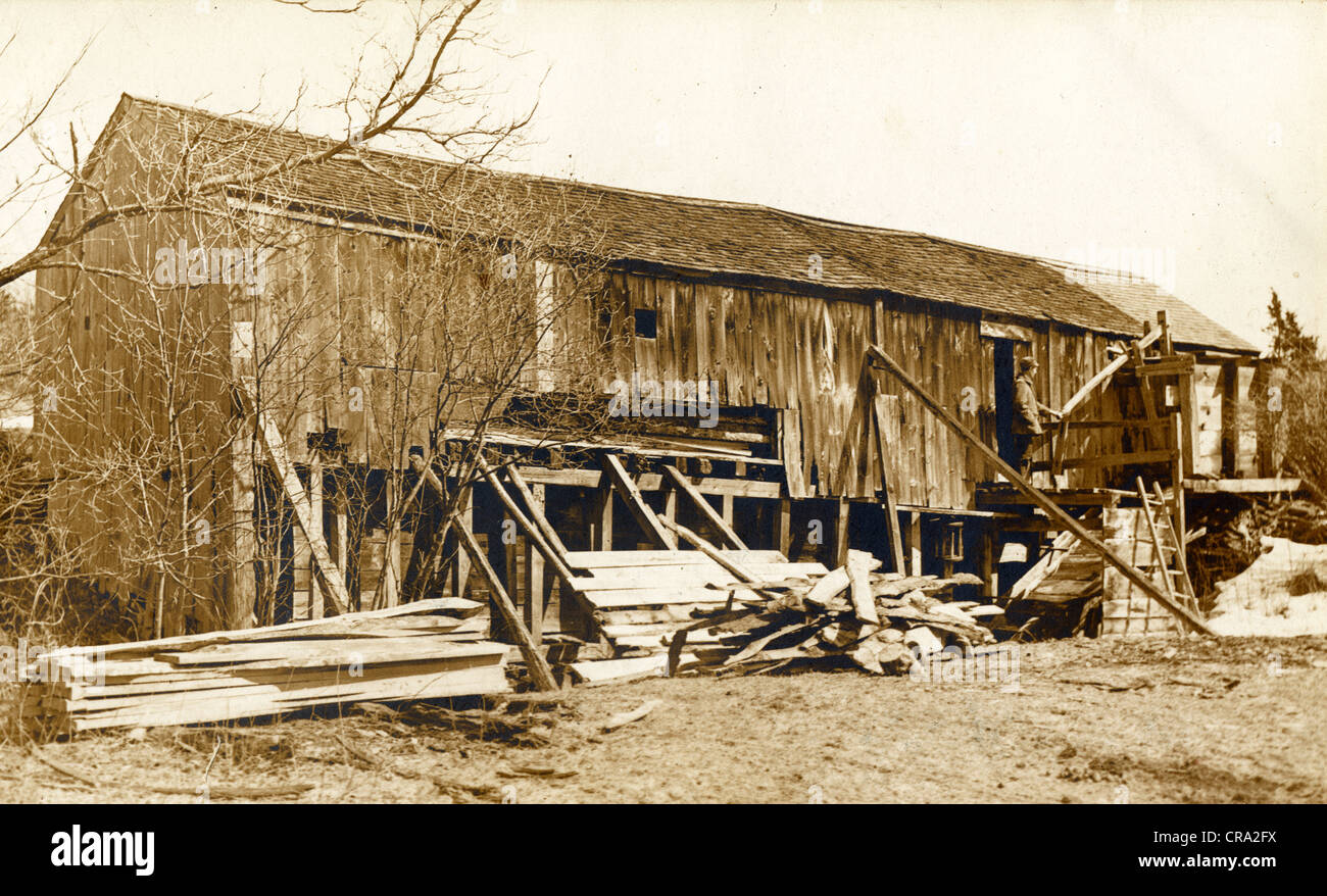 Long et ancienne grange en cours de reconstruction Banque D'Images
