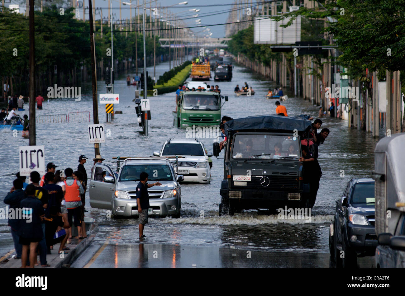 L'armée thaïlandaise porte secours à des réfugiés d'inondation sur Phahon Yothin Road, Bangkok, Thaïlande, Asie du Sud Est sur Octobre 28, 2011. © Kraig Lieb Banque D'Images