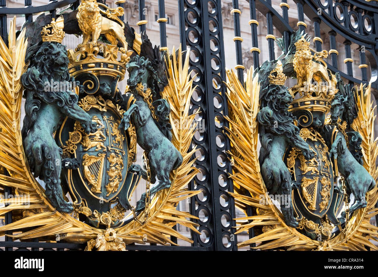 Les armoiries royales sur les portes de Buckingham Palace. Londres. L'Angleterre Banque D'Images
