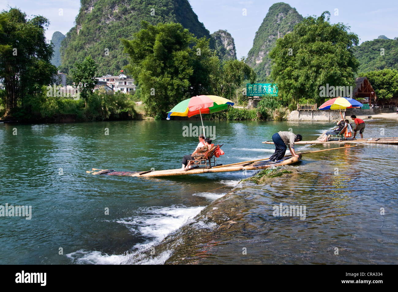 Radeaux de bois sur la rivière Li à Yangshuo, dans la province de Guangxi - Chine Banque D'Images