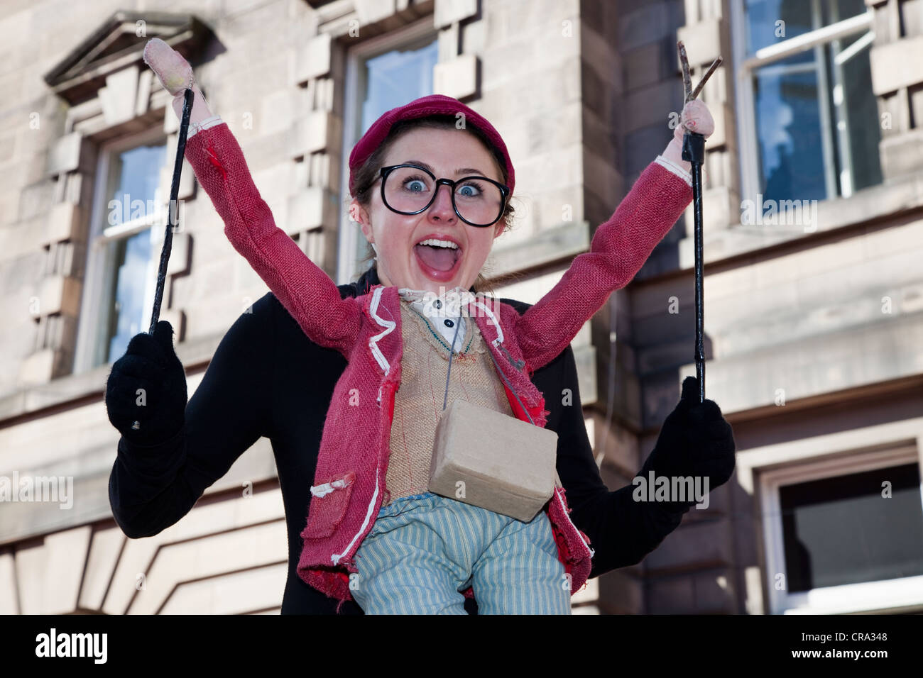 Femme marionnettiste, agissant avec une marionnette en bois à l'Edinburgh Fringe Festival, High Street, Édimbourg Banque D'Images