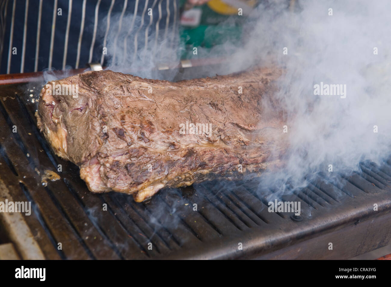 Plaque de cuisson sur le barbecue de boeuf à HowTheLightGetsIn, la philosophie et festival de musique au monde à Hay, Hay-on-Wye Banque D'Images Plaque de cuisson sur le barbecue de boeuf à HowTheLightGetsIn, la philosophie et festival de musique au monde à Hay, Hay-on-Wye Banque D'Images