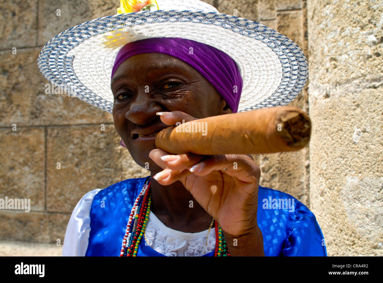 Femme fumant un cigare, La Havane, Cuba, Caraïbes Banque D'Images