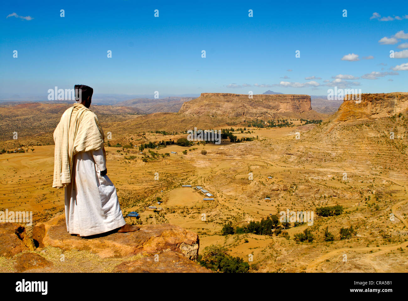 Prêtre sur la falaise de Debre Damo monastère avec une vue vers l'Érythrée, l'Éthiopie, l'Afrique Banque D'Images