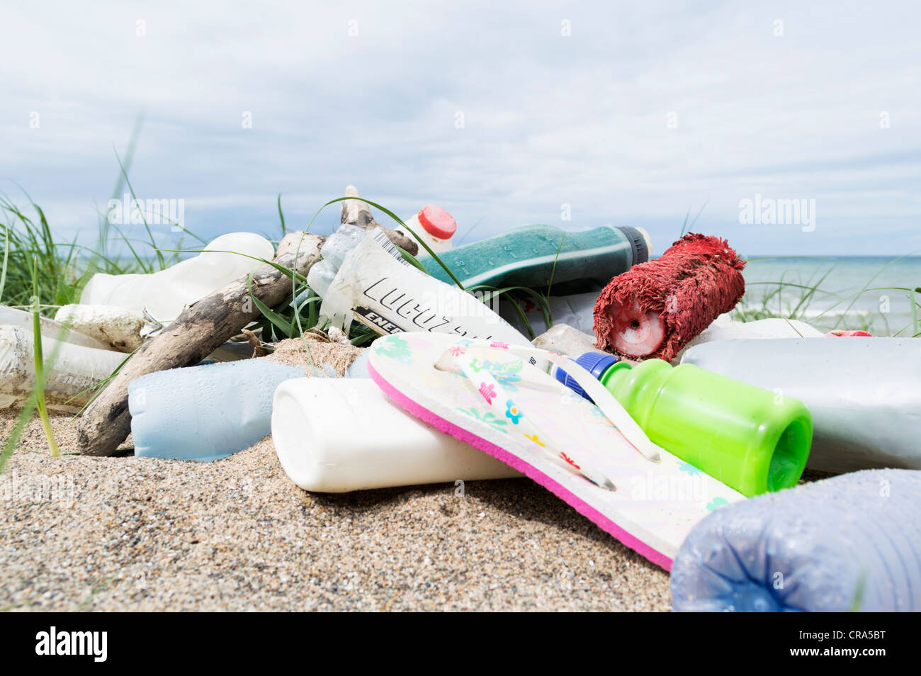 Les bouteilles en plastique et autres déchets rejetés par la marée sur une plage Banque D'Images