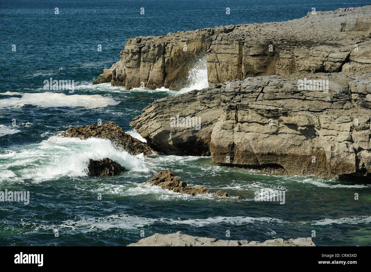 Le Burren Lapiez rencontre la mer à Poulsallagh, comté de Clare, Irlande Banque D'Images