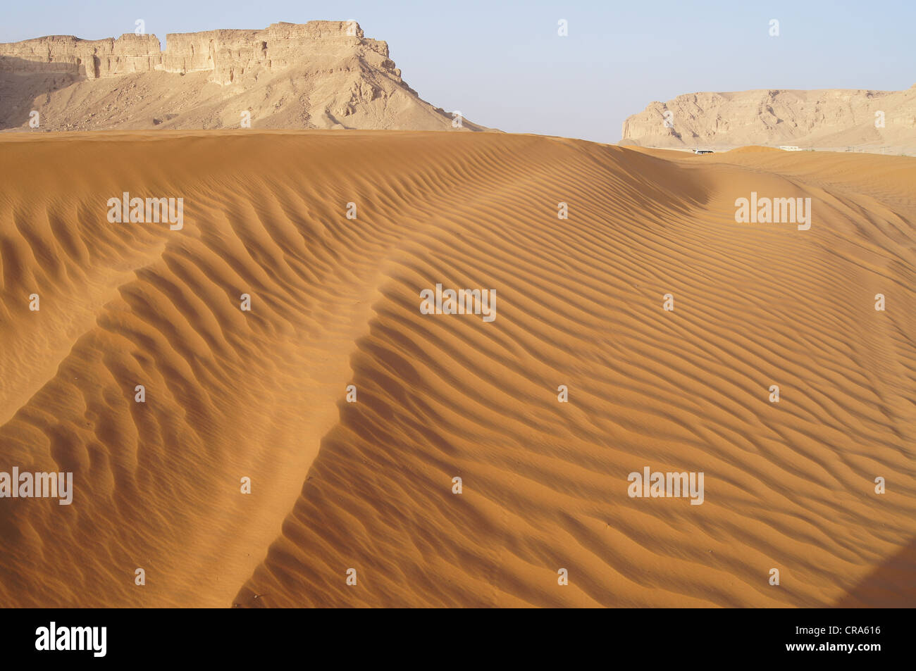 Dunes de sable avec des formations rocheuses en arrière-plan prises sur les Sables rouges, Riyadh, Royaume d'Arabie Saoudite Banque D'Images