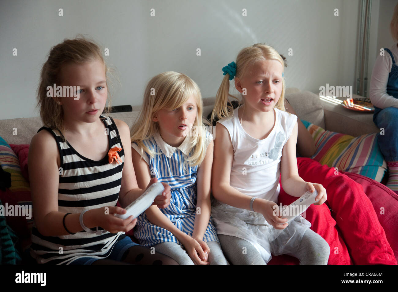 Groupe d'enfants jouer a la console de jeux Nintendo Wii à la maison. Banque D'Images