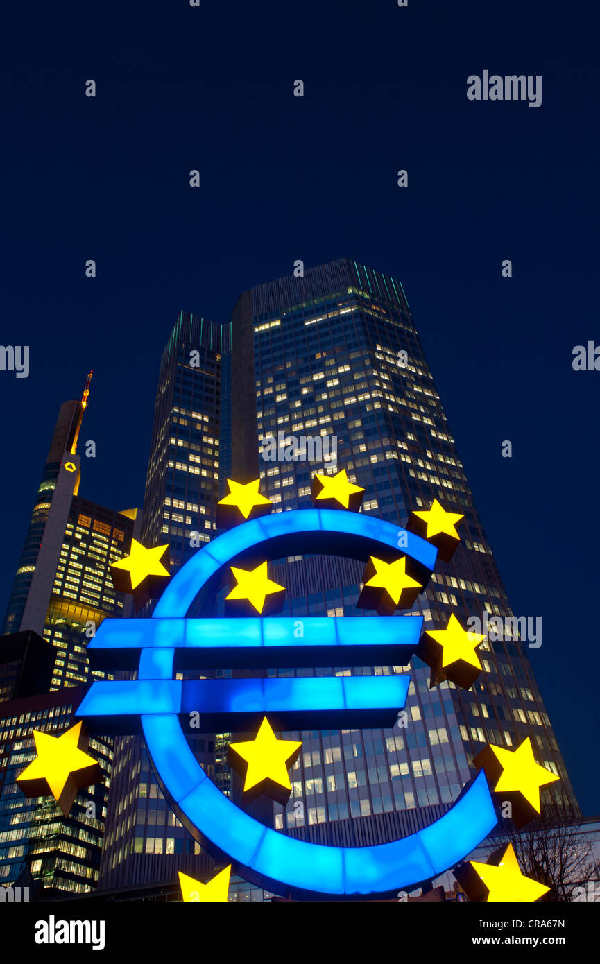 Symbole de l'euro face à la BCE, Banque centrale européenne, de nuit, Frankfurt am Main, Hesse, Germany, Europe Banque D'Images