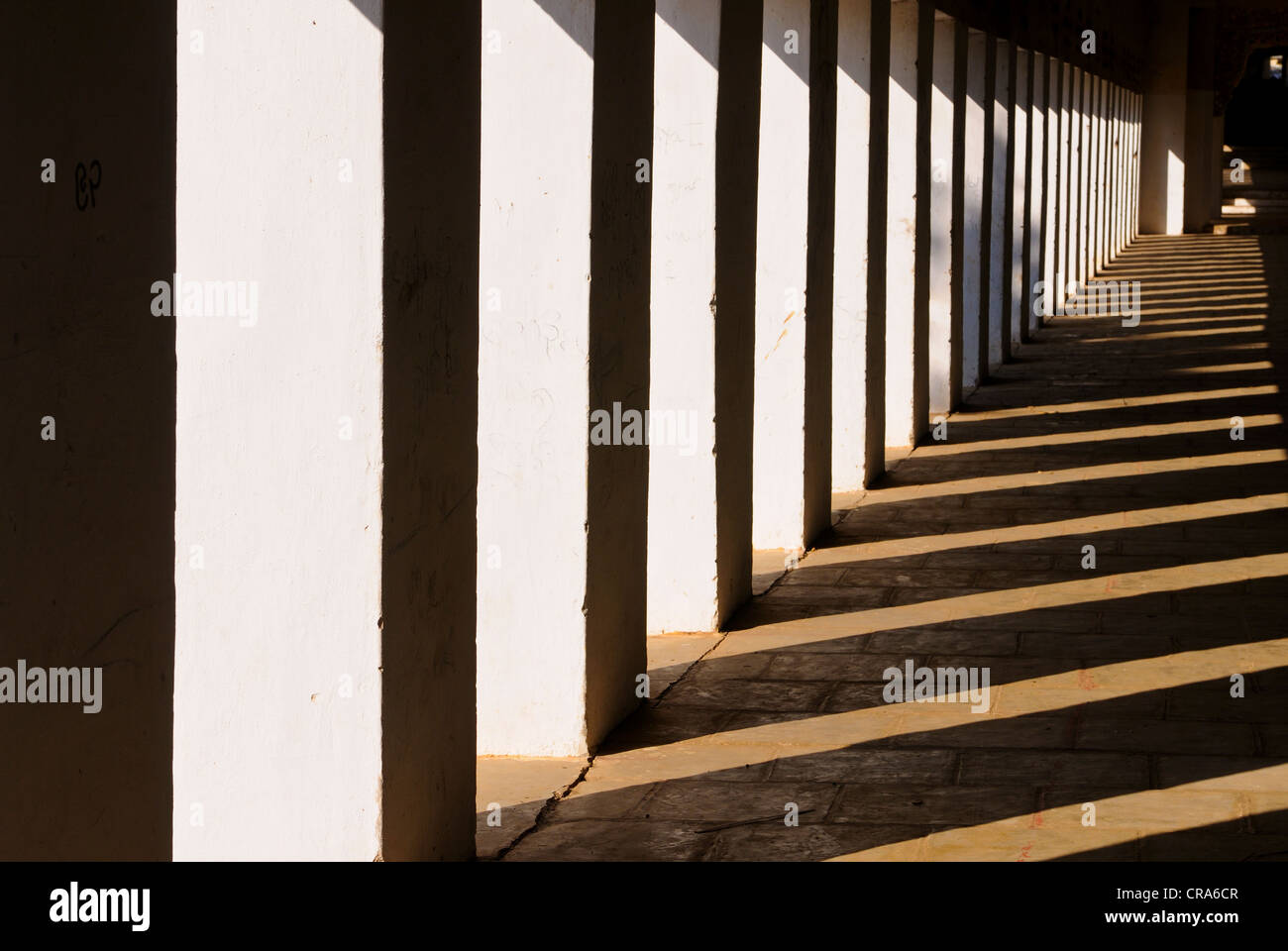 Colonnade et ombres dans la Pagode Shwezigon à Bagan, Myanmar, Birmanie, Asie du Sud, Asie Banque D'Images