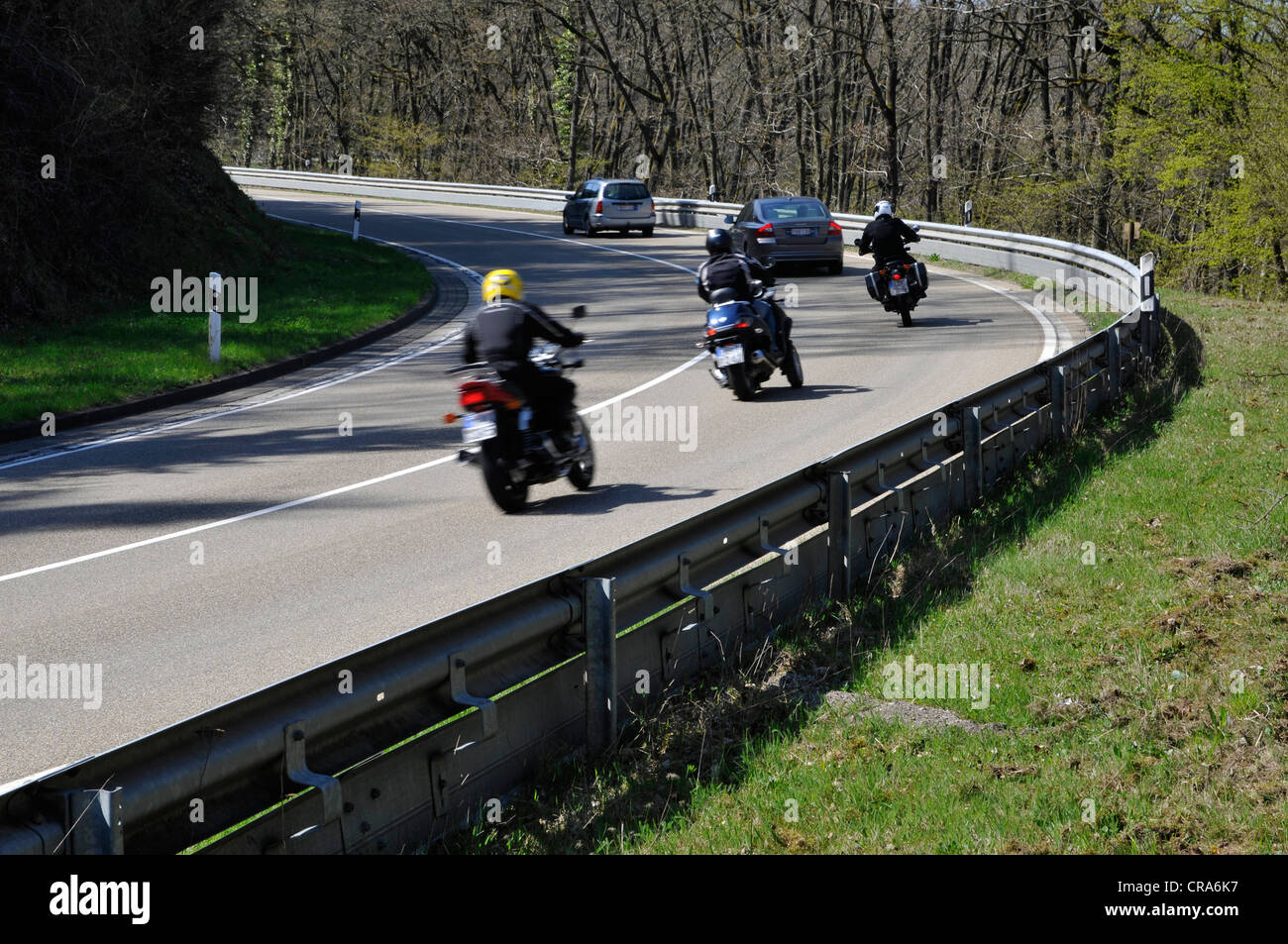 Les motocyclistes dans une courbe sur une route de campagne avec le garde-corps de protection, Eifel, Allemagne, Europe Banque D'Images