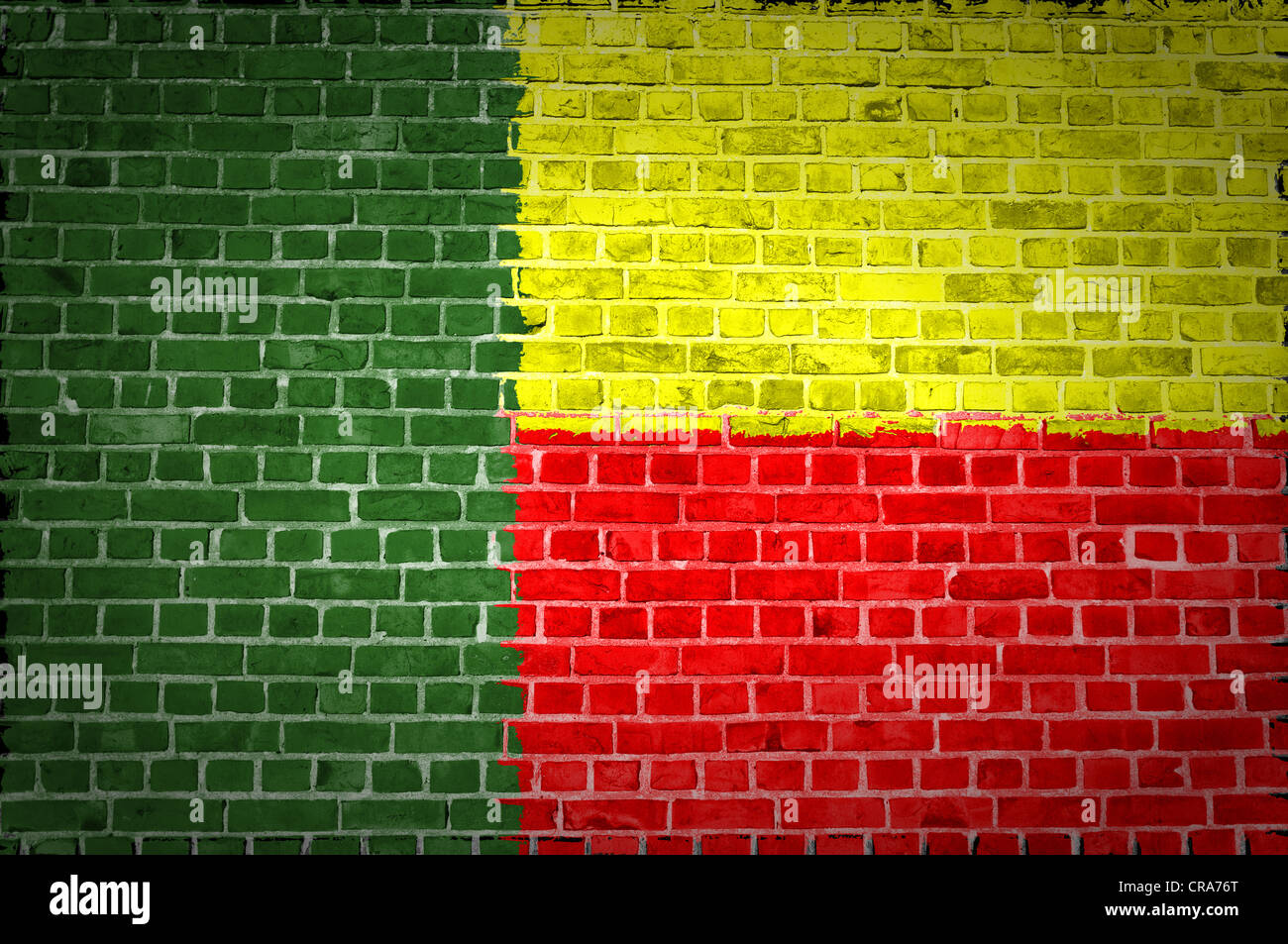 Une image de l'Bénin drapeau peint sur un mur de briques dans une localisation urbaine Banque D'Images