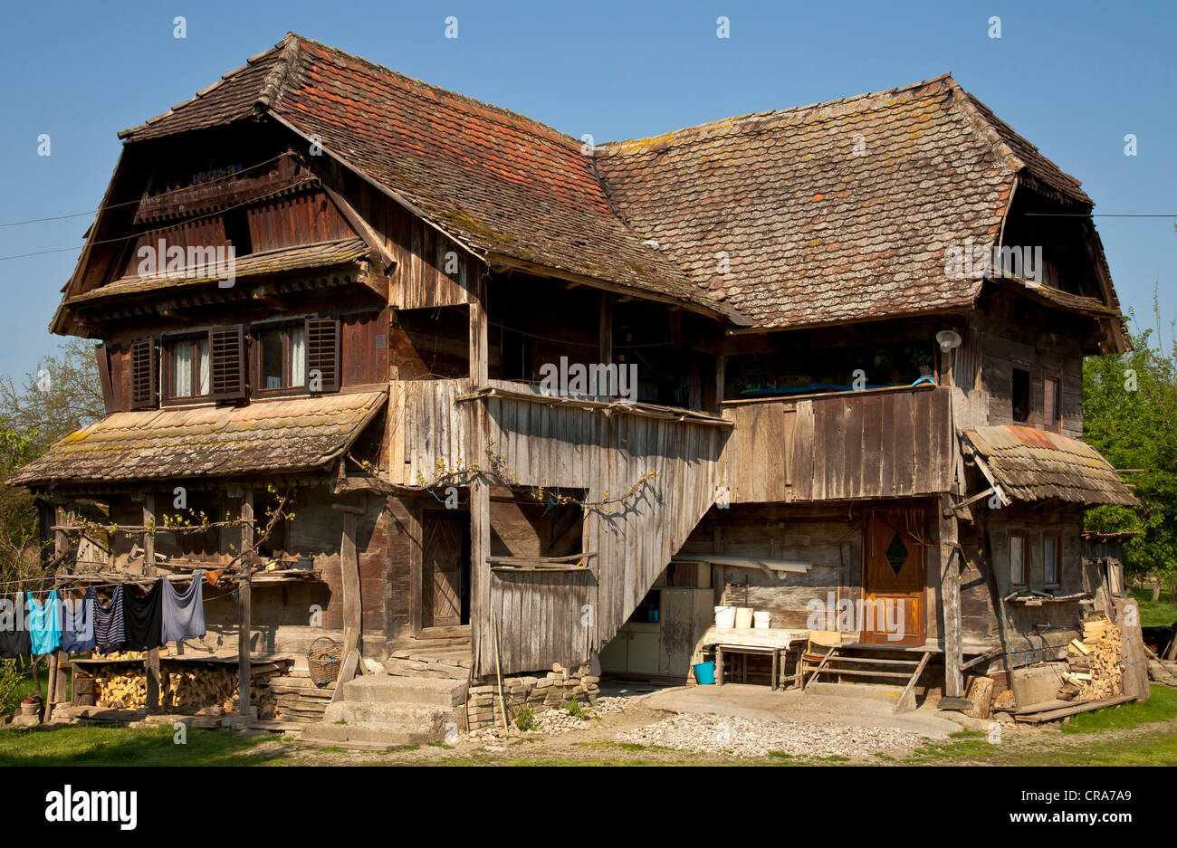 300 ans, maison en bois dans le parc, village Cigoc Pirode, Italy, Europe Banque D'Images