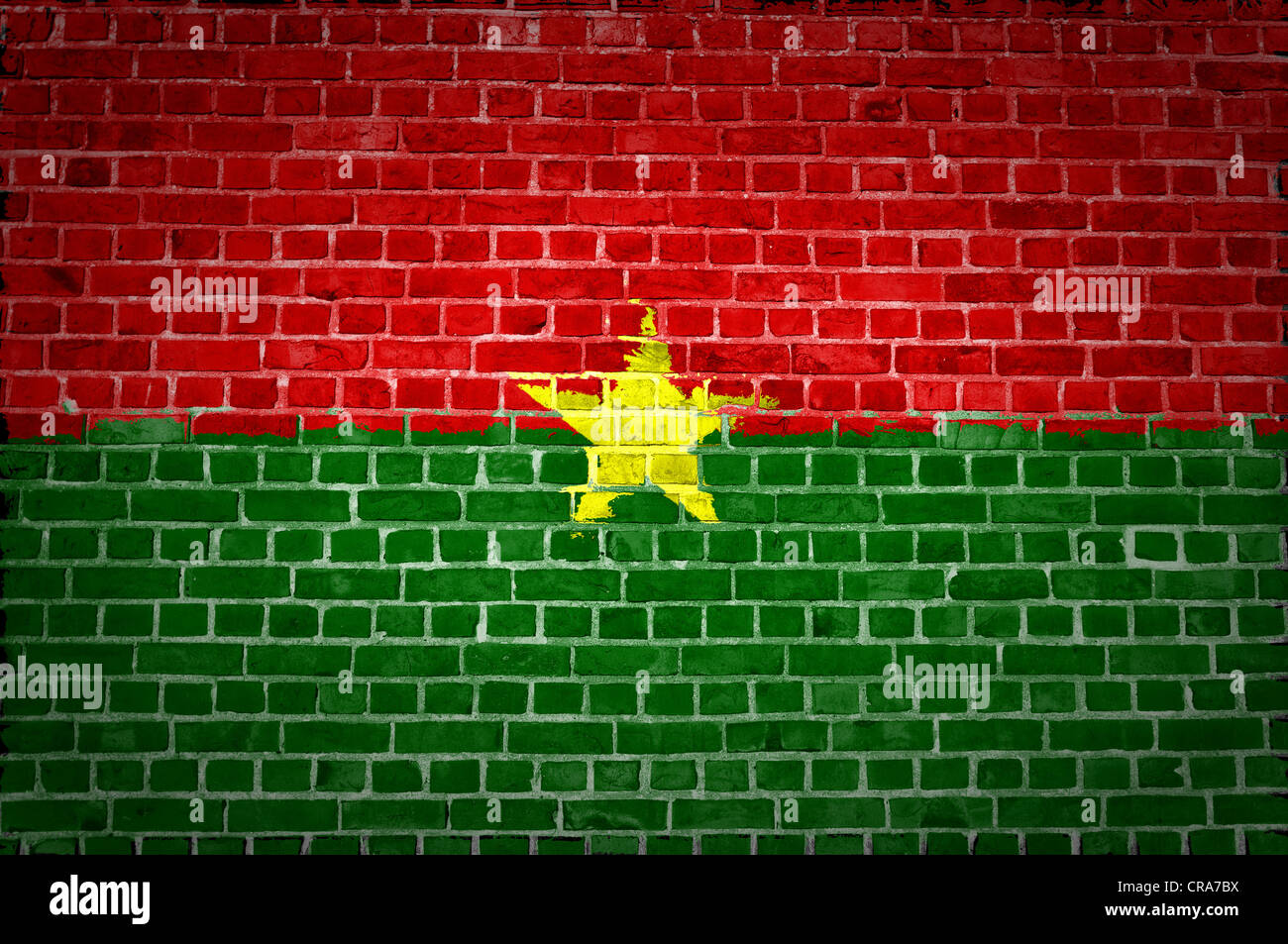 Une image de l'Burkina Faso drapeau peint sur un mur de briques dans une localisation urbaine Banque D'Images