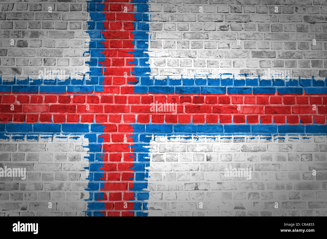 Une image des îles Féroé drapeau peint sur un mur de briques dans une localisation urbaine Banque D'Images