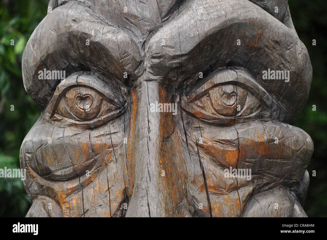 Une sculpture en bois d'yeux et visage UK Banque D'Images