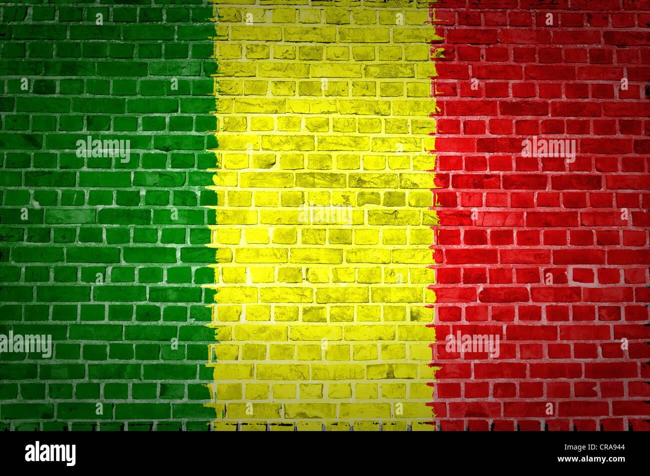 Une image de la Mali drapeau peint sur un mur de briques dans une localisation urbaine Banque D'Images