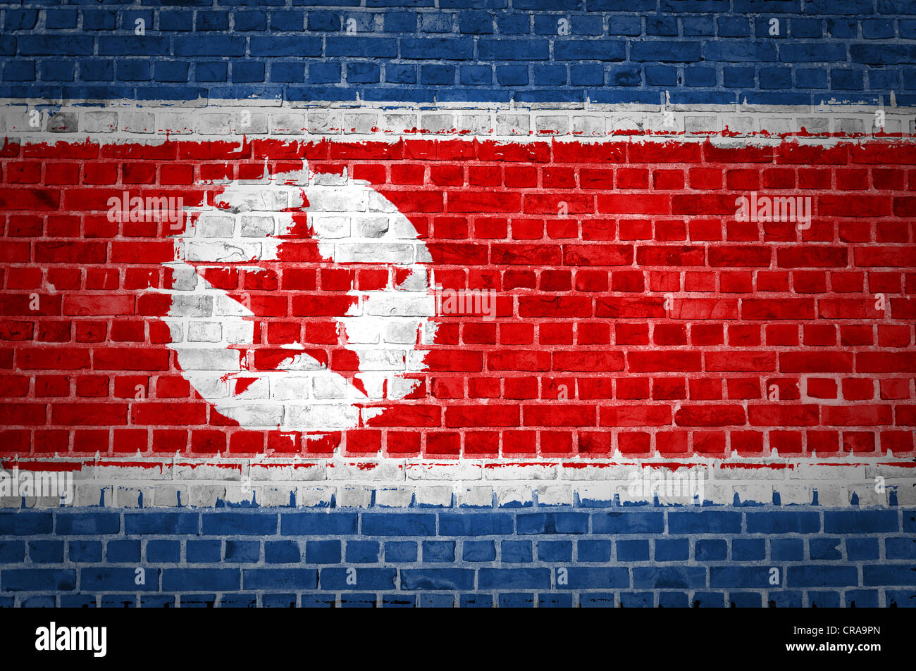 Une image de la Corée du Nord drapeau peint sur un mur de briques dans une localisation urbaine Banque D'Images
