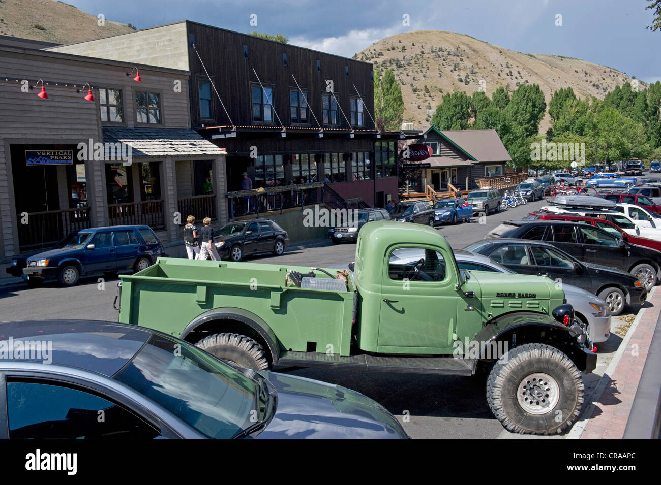 Rue avec un vieux pick-up à Jackson, Wyoming, USA Banque D'Images