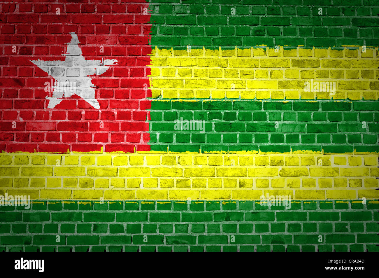 Une image de l'Togo drapeau peint sur un mur de briques dans une localisation urbaine Banque D'Images