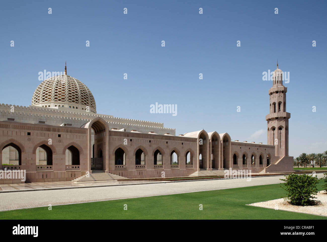 Minaret, Dome, pelouse, Grande Mosquée Sultan Qaboos, capitale Mascate, Sultanat d'Oman, pays du Golfe, la péninsule arabe, au Moyen-Orient Banque D'Images